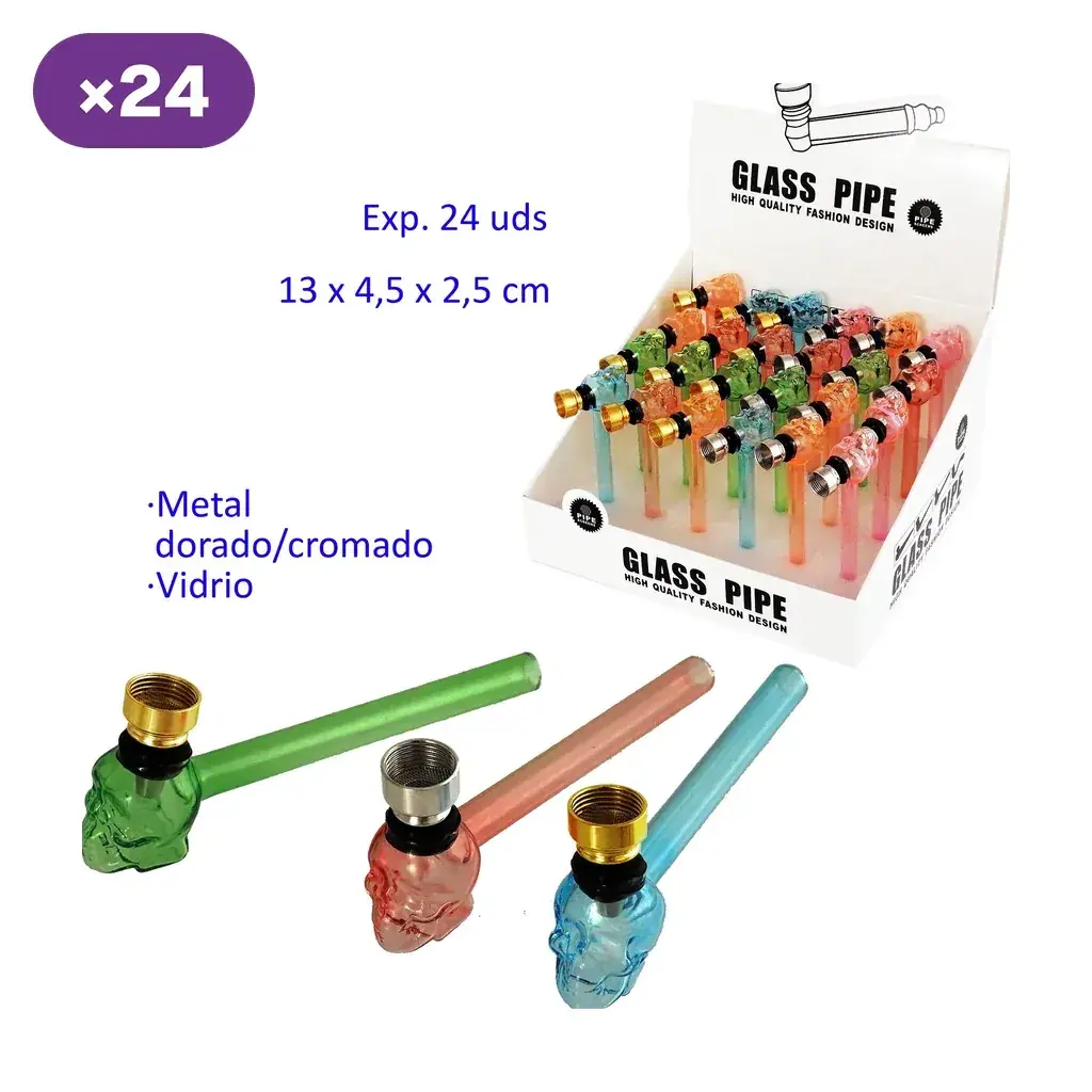 Pipas de cristal con cazoleta en forma de calavera, tubos de varios colores y piezas metálicas doradas o cromadas, junto a un expositor.