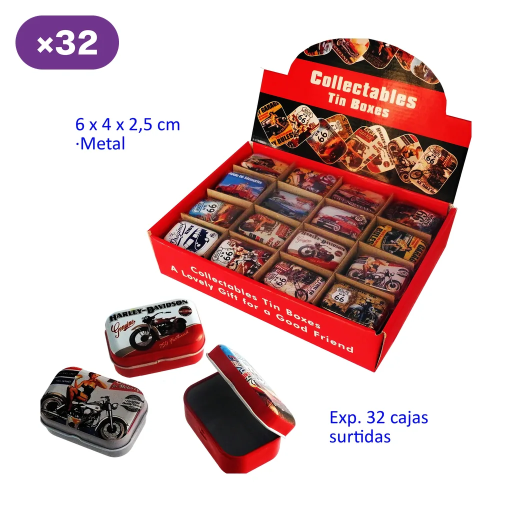 Expositor rojo con cajitas metálicas de distintos diseños de motos, varias fuera del expositor y una abierta; medidas de 6 × 4 × 2,5 cm.