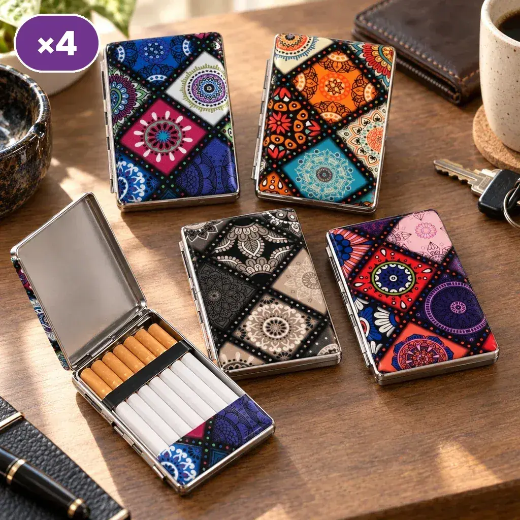 Selección de pitilleras metálicas con distintos diseños de mandalas sobre una mesa; una está abierta y muestra cigarrillos sujetos.