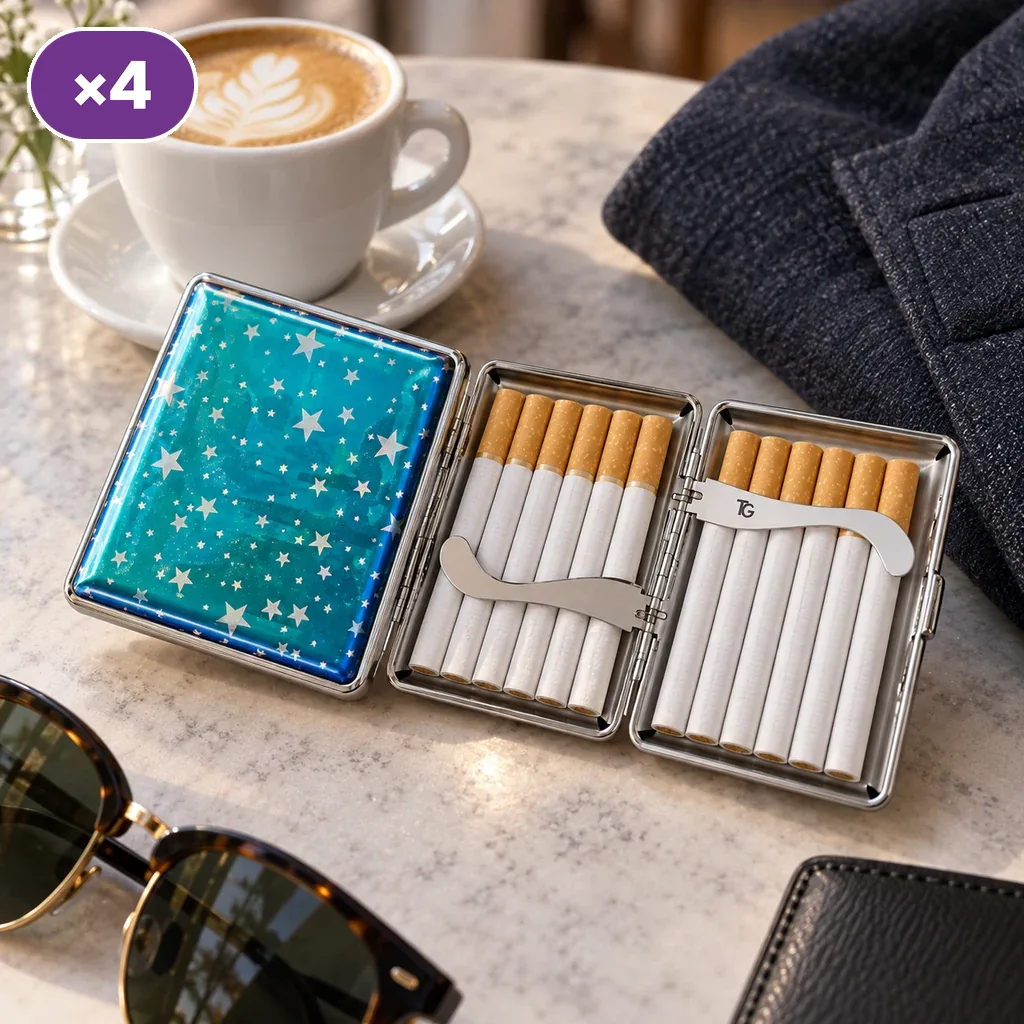 Pitillera TG abierta con cigarrillos y tapa azul turquesa con estrellas, sobre una mesa junto a un café; distintivo «por cuatro».