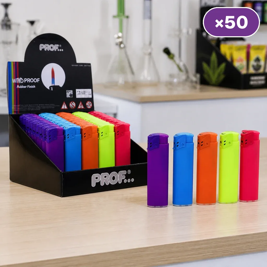 Encendedores de varios colores en un expositor negro y alineados sobre el mostrador, con el rótulo «×50» en la esquina superior.