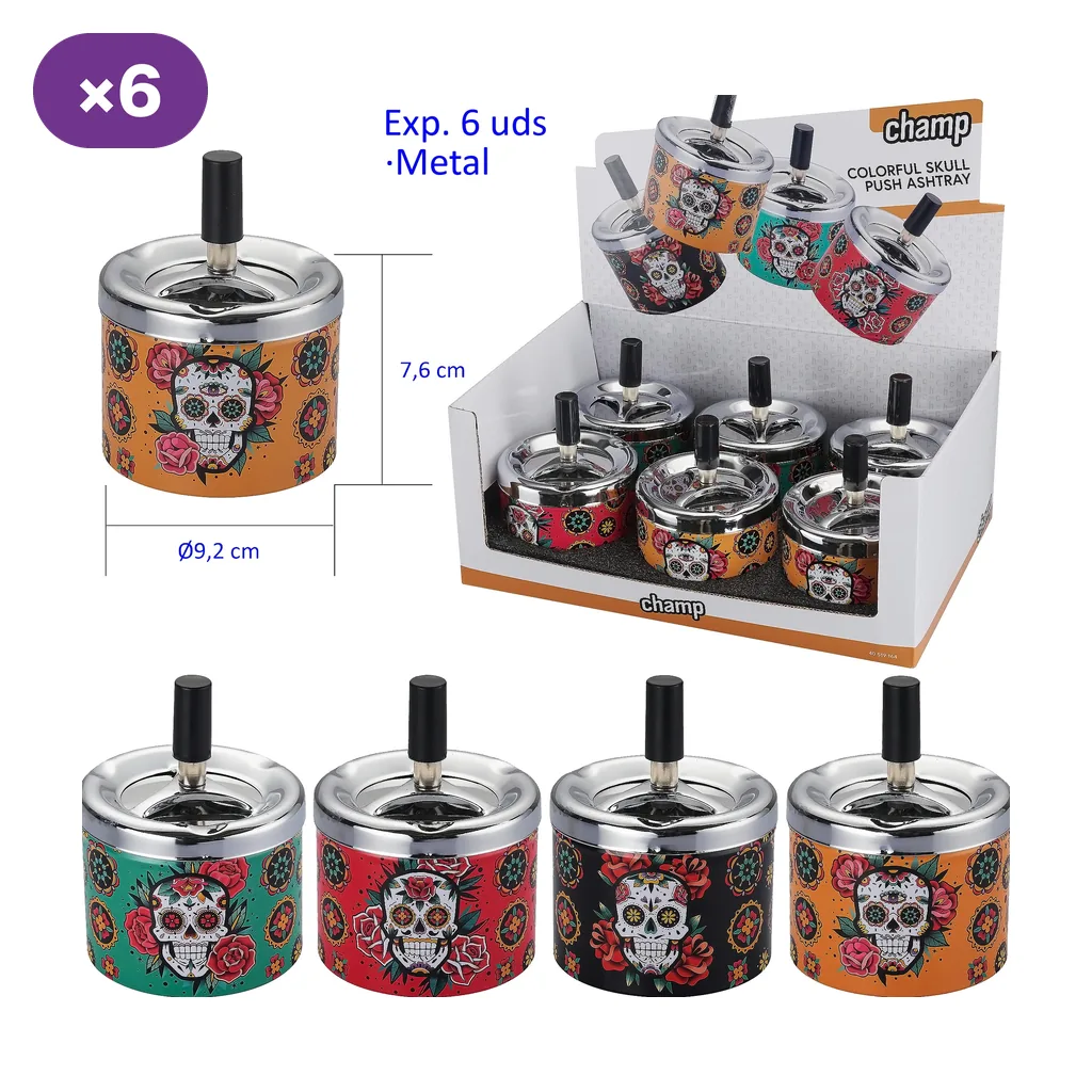 Ceniceros automáticos Champ con pulsador negro y tapa plateada, en varios colores con calaveras y flores, junto a su expositor.