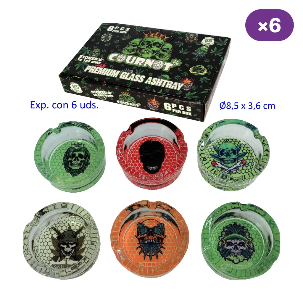 Selección de ceniceros de cristal con muescas y distintos dibujos de calaveras en tonos verdes, rojo y naranja, junto a su caja.