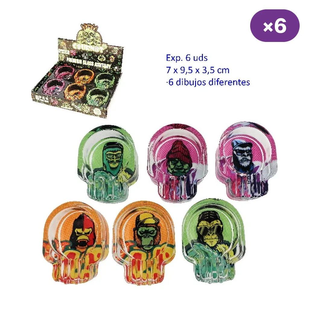 Ceniceros de cristal con forma de calavera y dibujos de monstruos en verde, rosa y naranja, junto a un expositor.