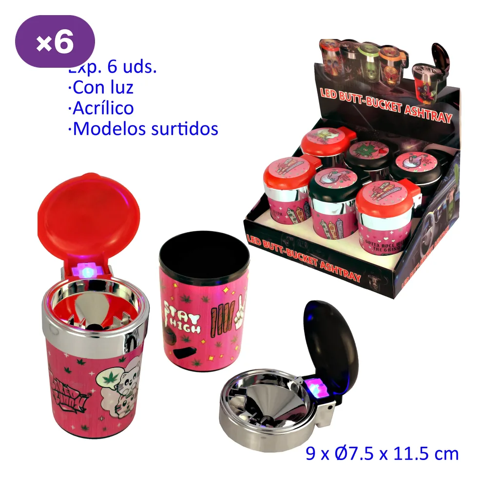 Ceniceros para coche con estampados rosas, tapas rojas y negras y luz junto a la bisagra, mostrados abiertos y en expositor.