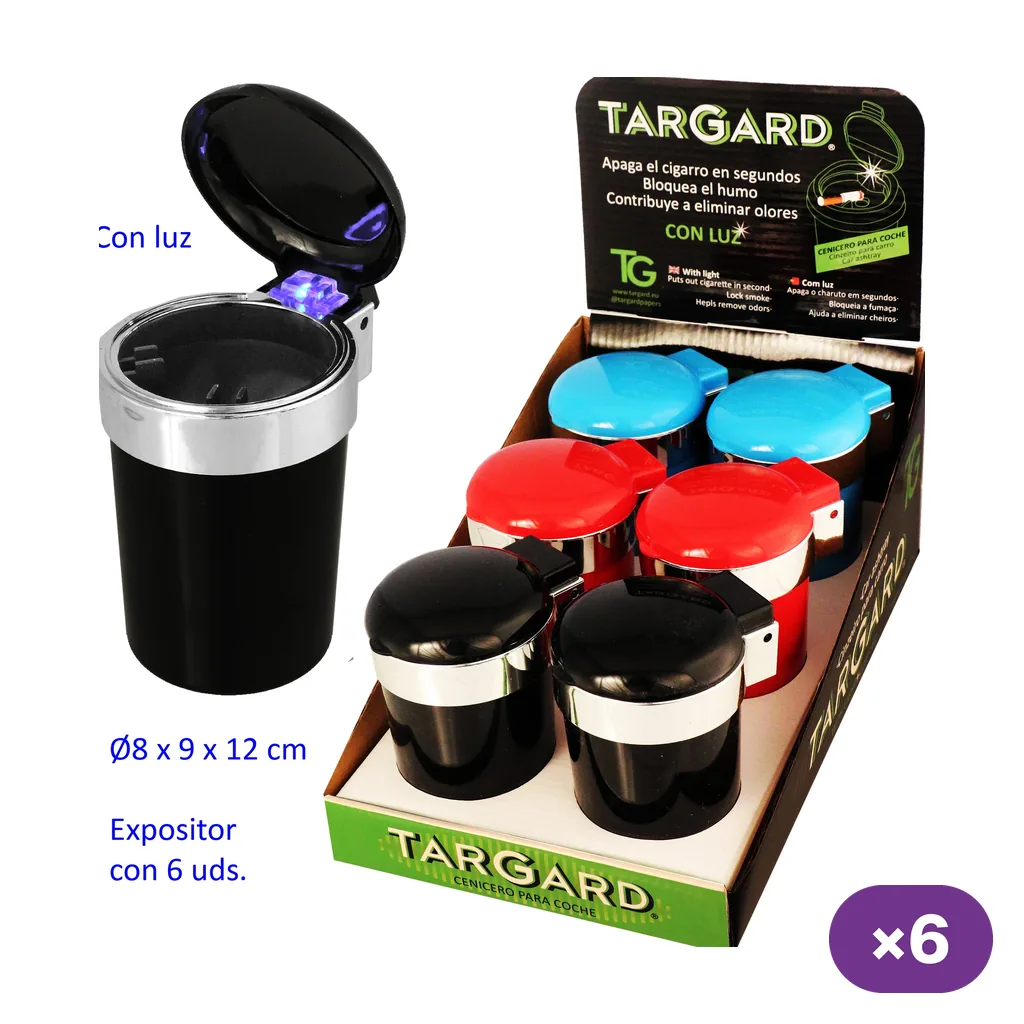 Cenicero de coche negro con tapa abierta y luz azulada, junto a un expositor Targard con seis unidades de tapas negras, rojas y azules.