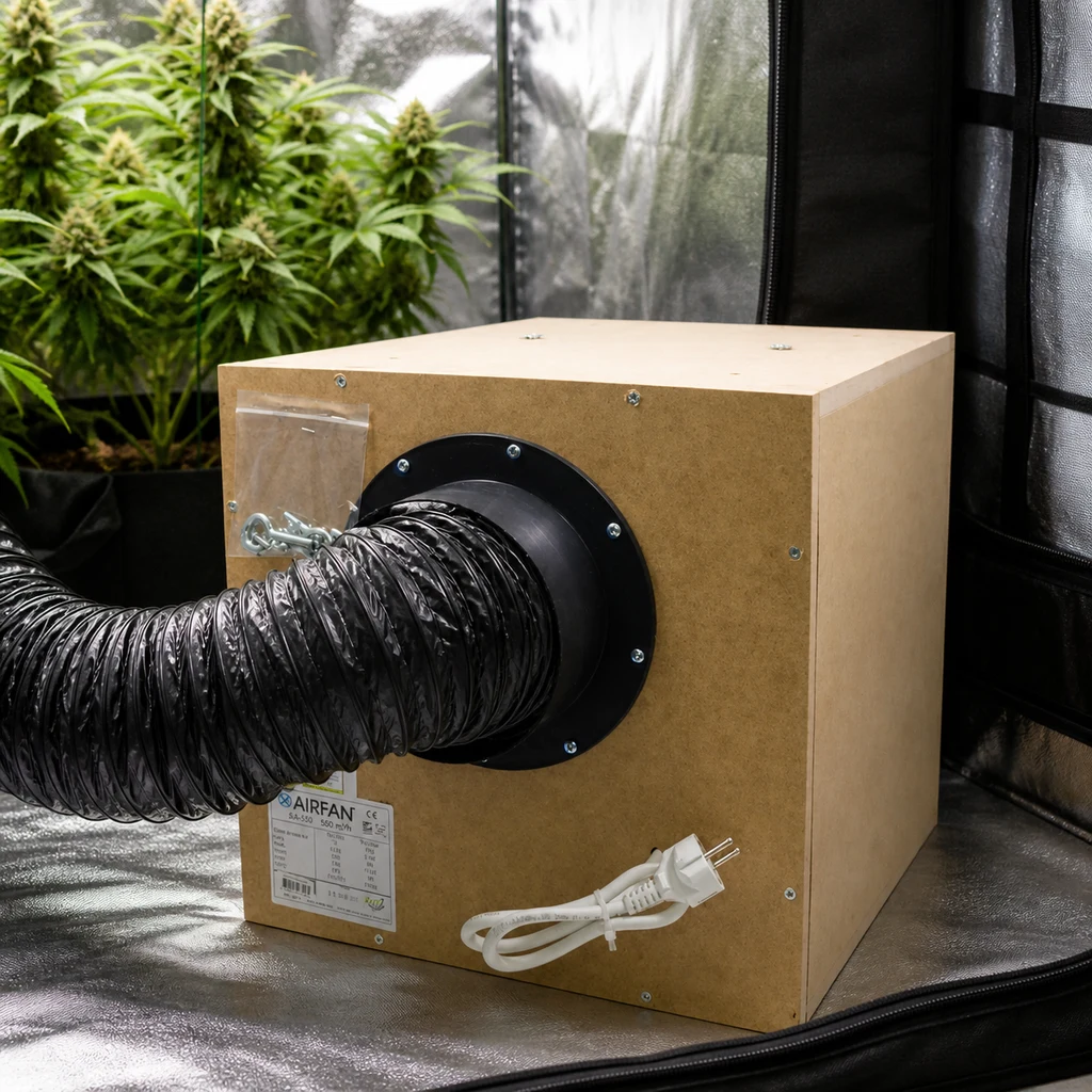 Caja para extractor con paneles marrones, conducto negro conectado al frontal y cable blanco, dentro de un armario de cultivo con plantas.