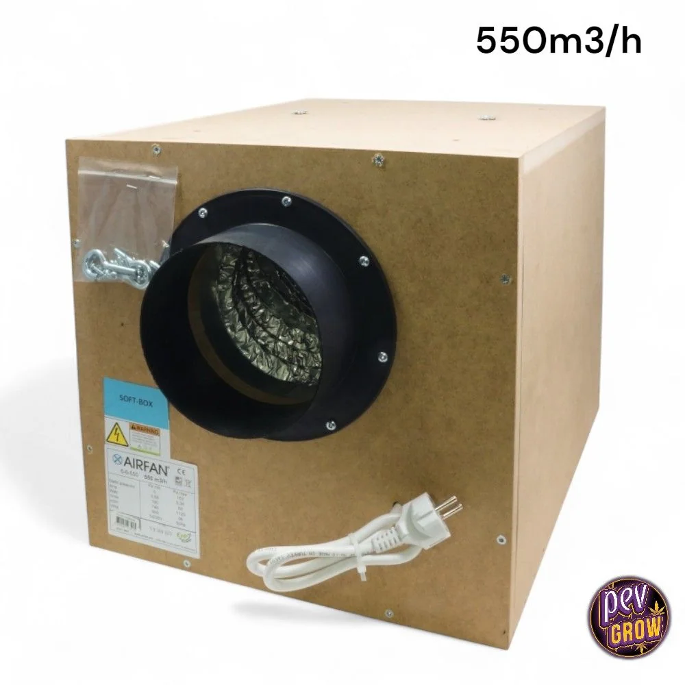Caja insonorizada para extractor con boca circular negra, cable blanco y tornillos en bolsa; indicación de 550 m³/h.