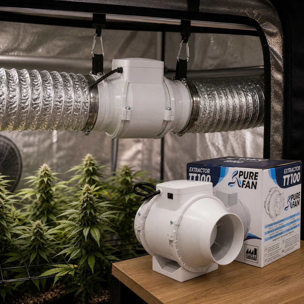 Extractor Pure Fan TT 100 blanco conectado a conductos en un armario de cultivo, con otra unidad y su caja sobre una mesa.