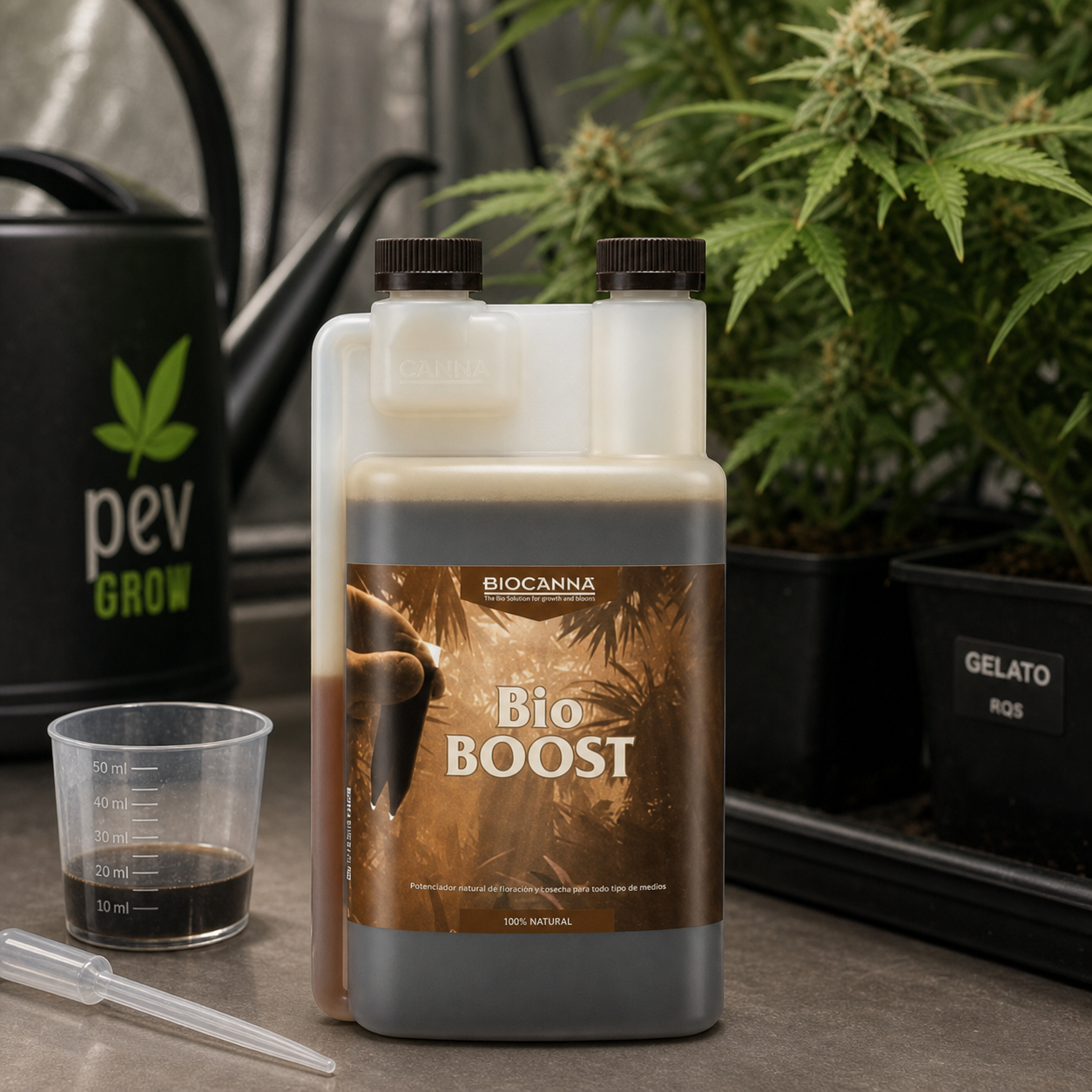 Envase de BioCanna Bio Boost con doble tapón, junto a un vaso graduado con líquido oscuro y una pipeta, con plantas al fondo. Envase de BioCanna Bio Boost con doble tapón, junto a un vaso graduado con líquido oscuro y una pipeta, con plantas al fondo.
