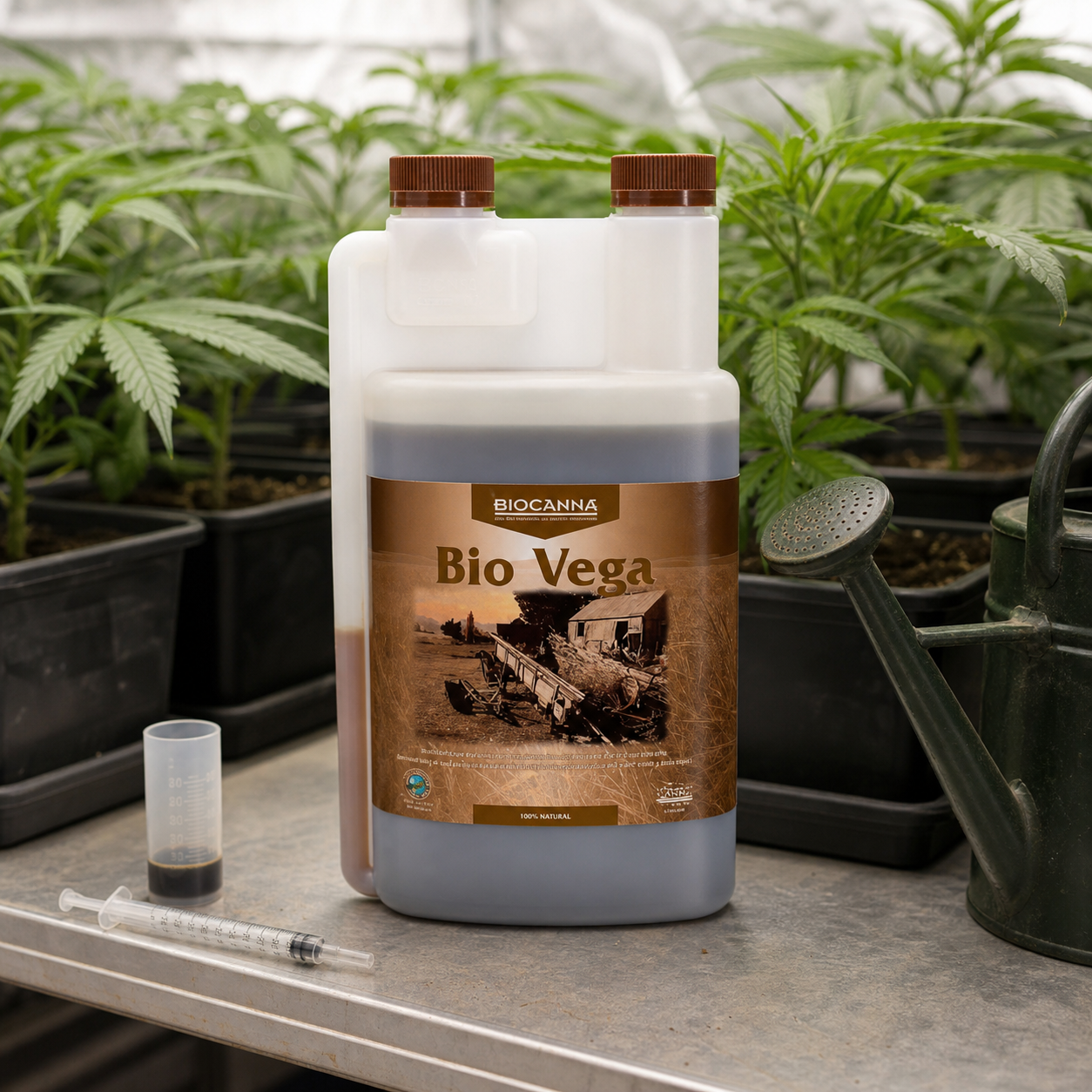 Envase de Bio Vega de Biocanna con tapones marrones, junto a una probeta, una jeringa y una regadera, con plantas al fondo.