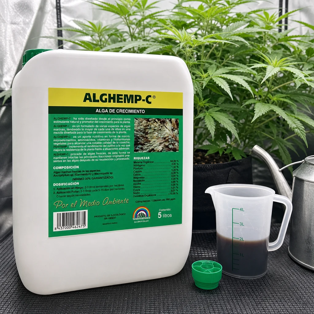 Garrafa de Alghemp Crecimiento junto a una jarra graduada con líquido oscuro y una regadera, con plantas al fondo.