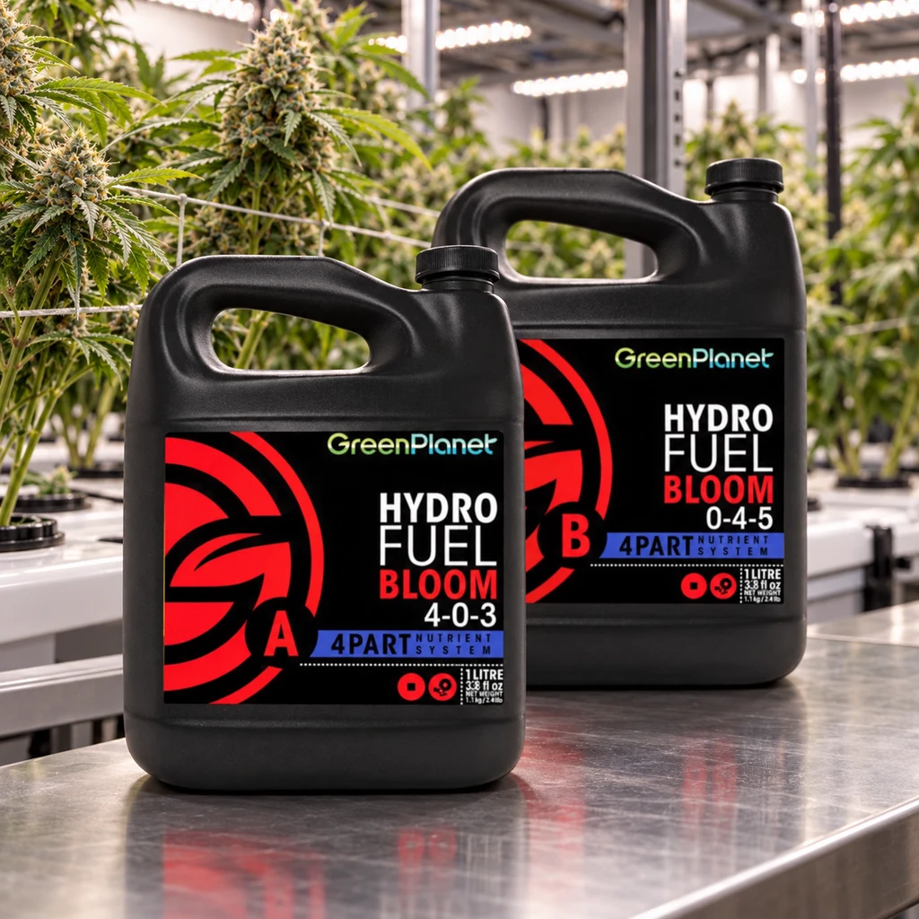 Envases negros de Hydro Fuel Bloom A y B, con etiquetas 4-0-3 y 0-4-5, sobre una mesa ante plantas de cannabis. Envases negros de Hydro Fuel Bloom A y B, con etiquetas 4-0-3 y 0-4-5, sobre una mesa ante plantas de cannabis.