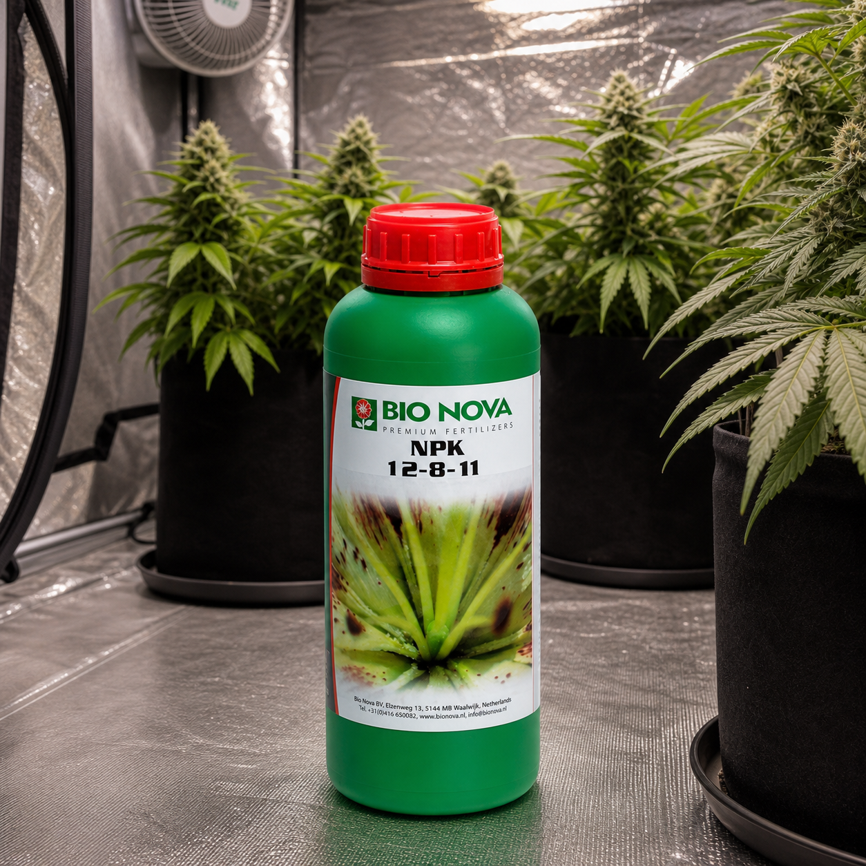 Botella verde de fertilizante Bio Nova con tapón rojo y etiqueta NPK 12-8-11, situada entre macetas en un armario de cultivo.