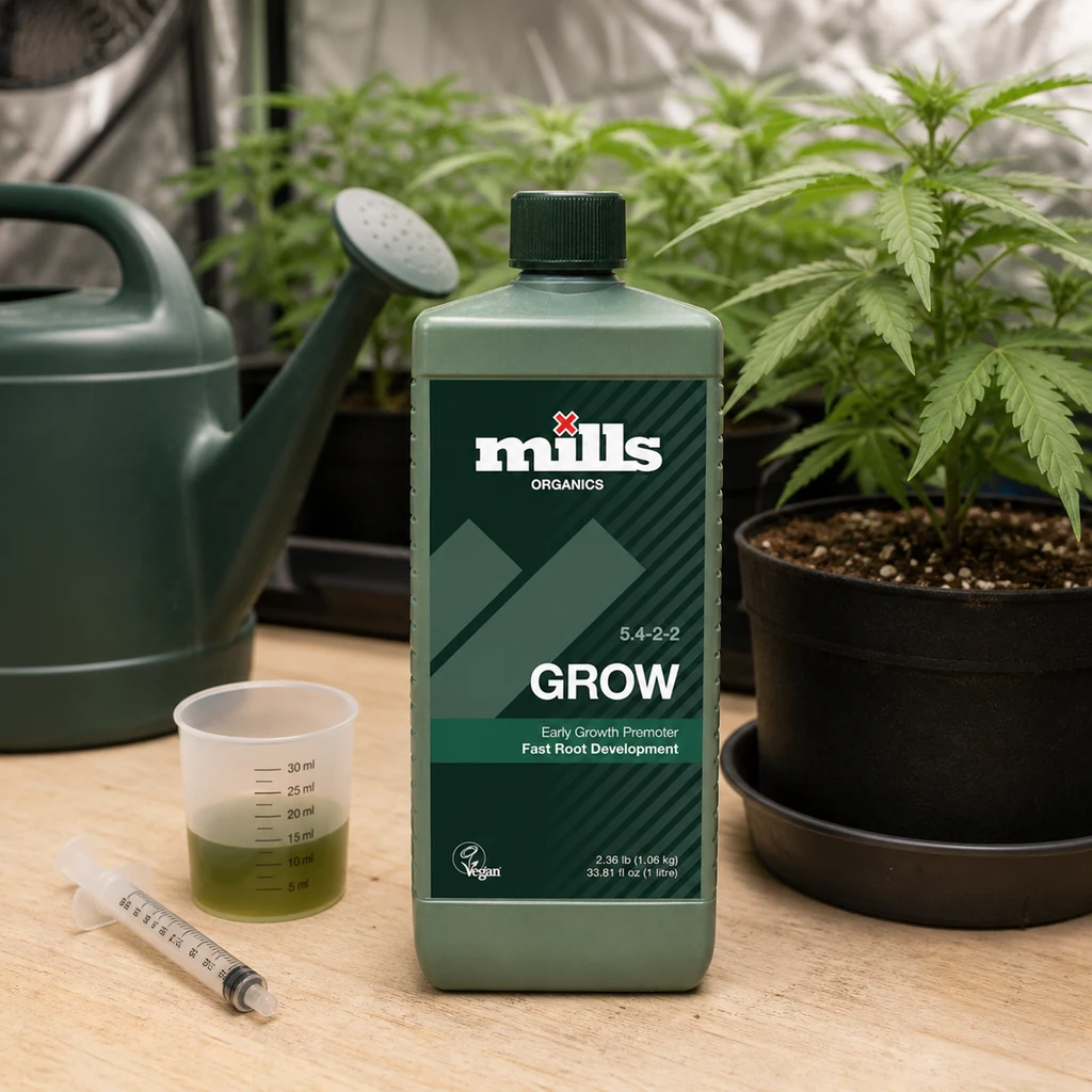 Botella verde de Mills Organics Grow sobre una mesa, junto a un vaso dosificador con líquido, una jeringa, una regadera y plantas en macetas.