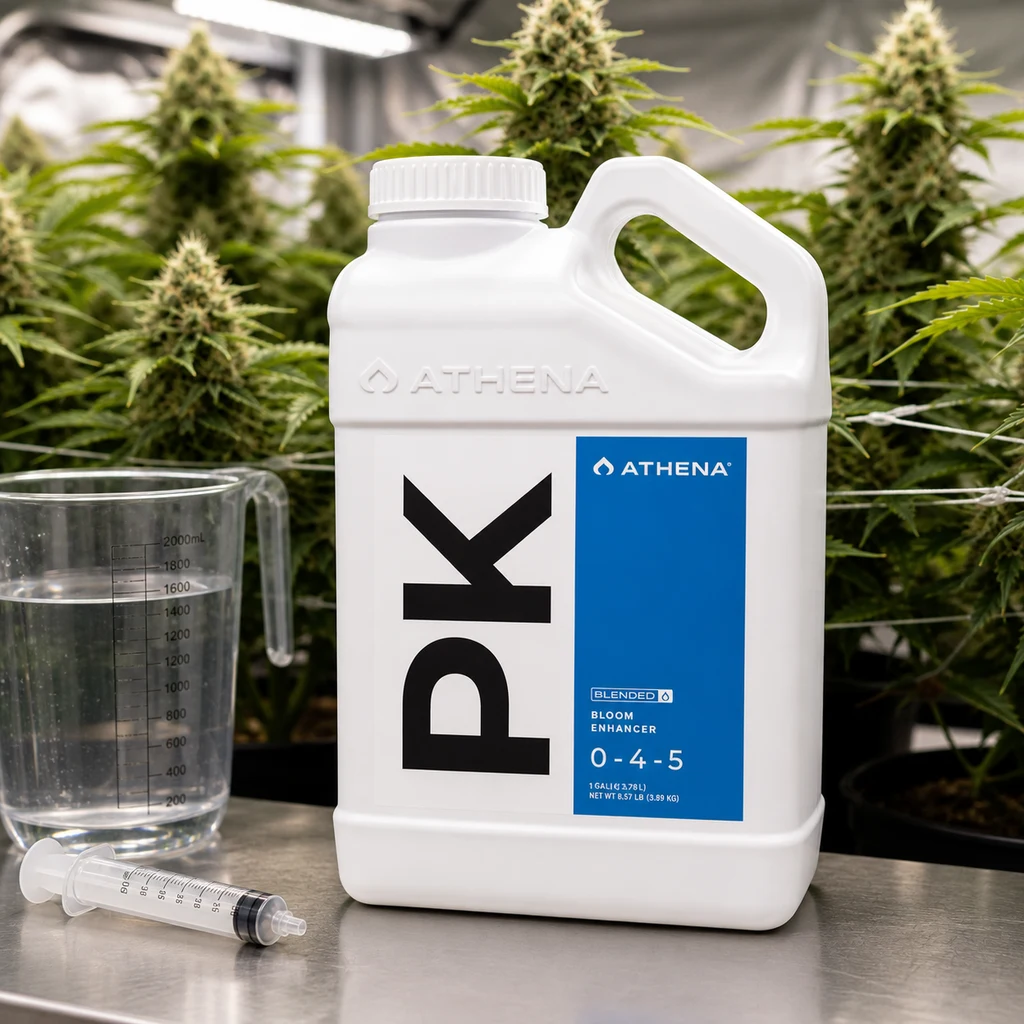 Escena generada de una garrafa de PK Athena con etiqueta azul, junto a una jarra graduada y una jeringa, ante plantas de cannabis.