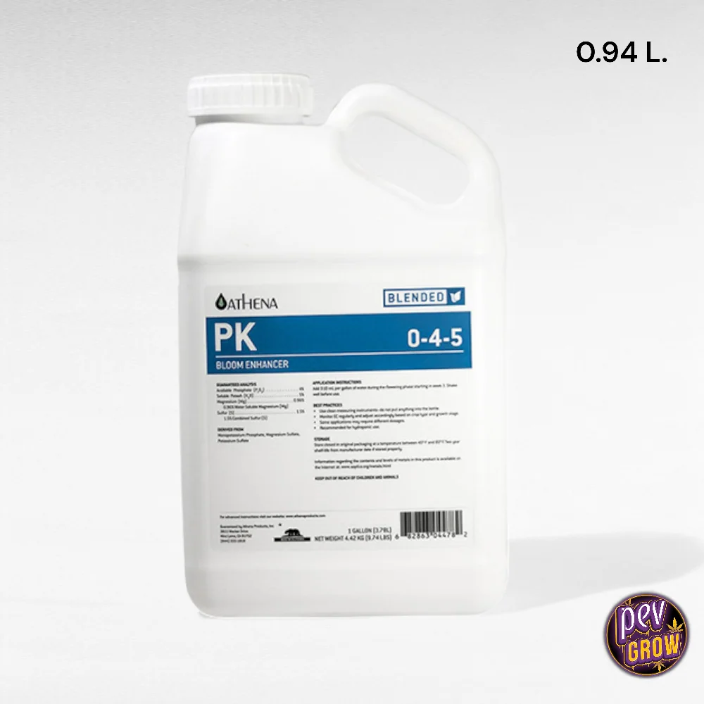 Garrafa blanca de fertilizante PK Athena con asa y tapón, etiqueta azul con la fórmula 0-4-5 y texto «0.94 L.» en la esquina superior.