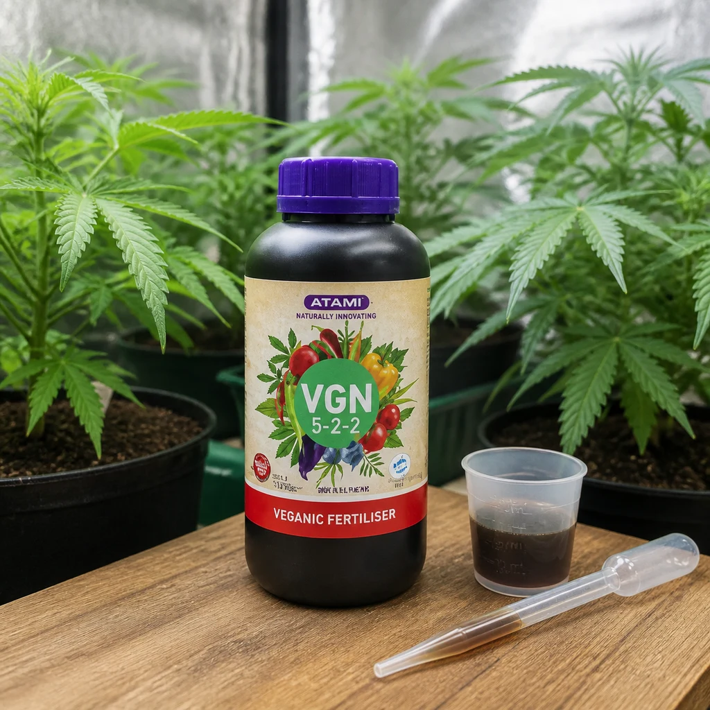 Escena generada de un bote Atami VGN 5-2-2 con tapón morado, vaso con líquido oscuro y pipeta sobre una mesa, entre plantas de cannabis.