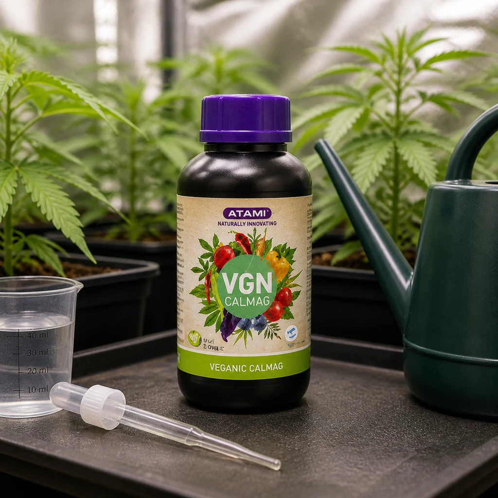 Escena generada con un bote de Atami VGN Calmag con tapón morado, junto a una regadera, un vaso medidor y una pipeta, entre plantas.