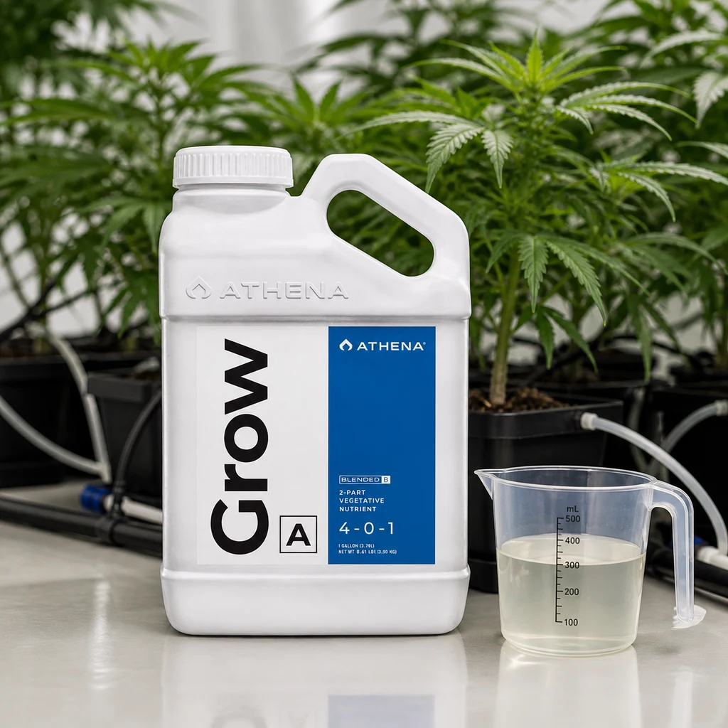 Garrafa blanca de Grow A Athena con etiqueta azul NPK 4-0-1, junto a una jarra graduada con líquido y plantas al fondo. Garrafa blanca de Grow A Athena con etiqueta azul NPK 4-0-1, junto a una jarra graduada con líquido y plantas al fondo.