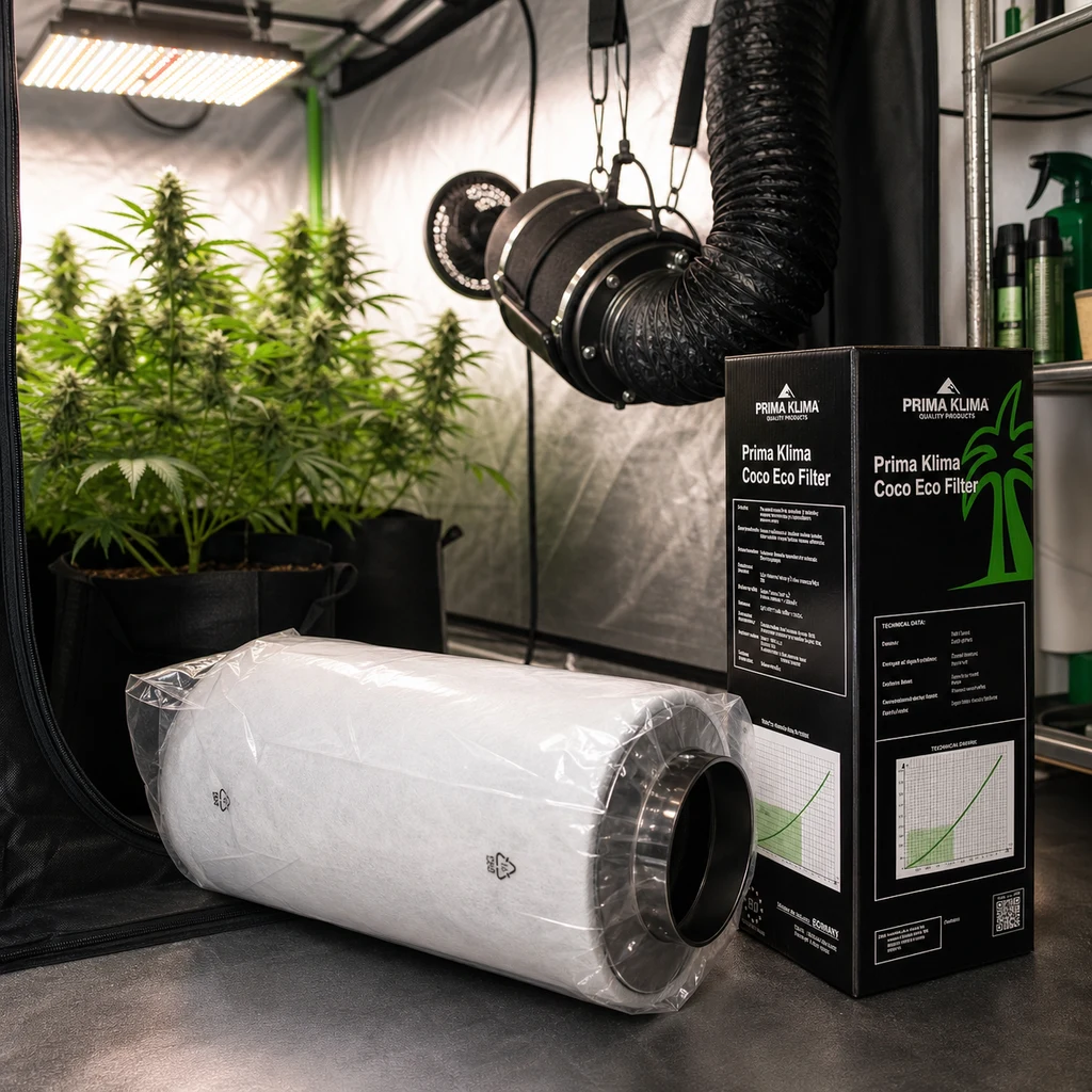 Filtro cilíndrico blanco junto a su caja Prima Klima Coco Eco Filter, en una escena de cultivo interior con extractor y conducto.