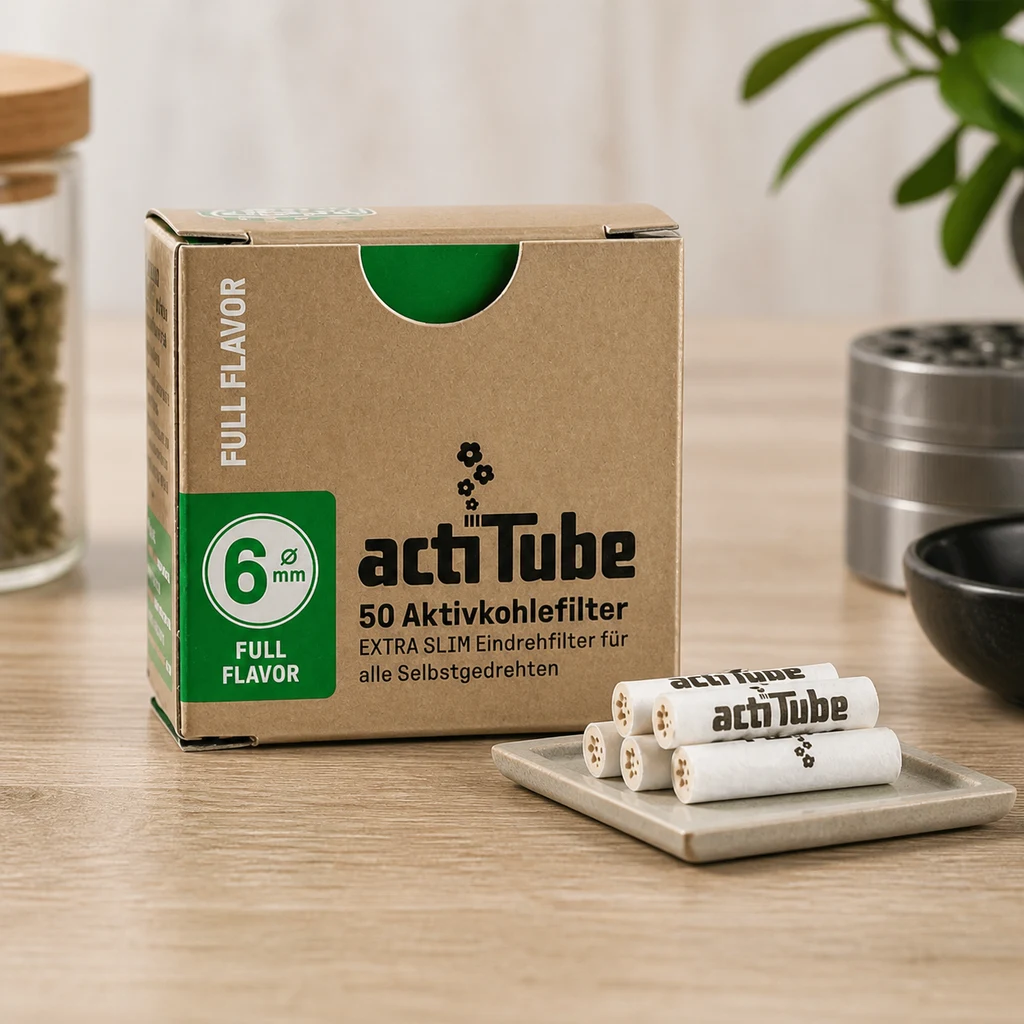 Caja ActiTube Extra Slim con etiqueta verde de 6 mm y varios filtros blancos sobre una bandeja, en una mesa de madera.