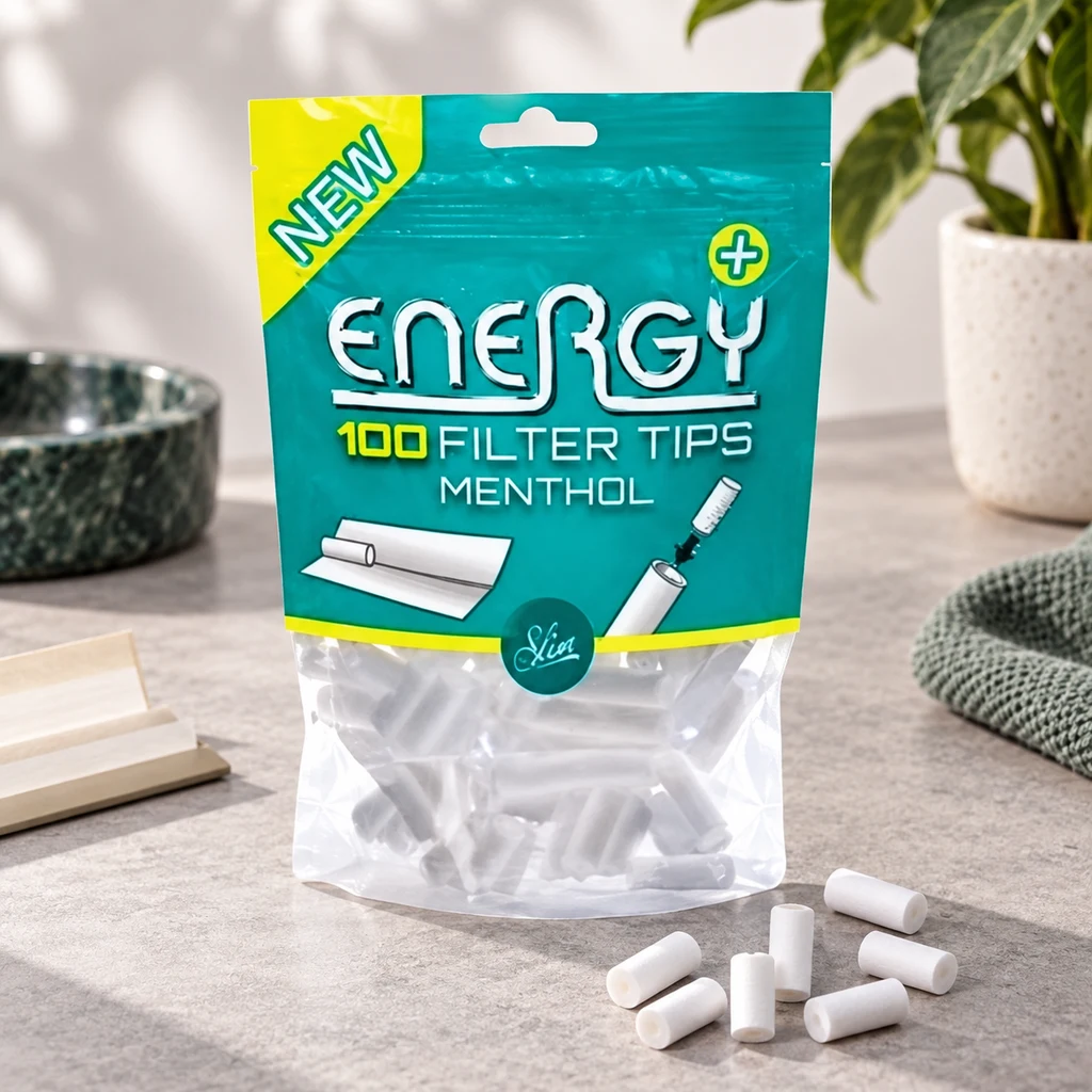 Bolsa turquesa Energy con el texto «100 Filter Tips Menthol», parte inferior transparente y filtros blancos sobre la mesa.