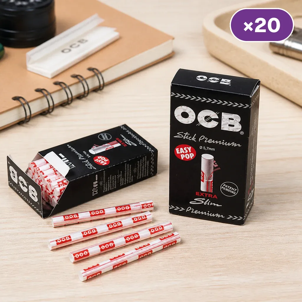 Cajas negras de filtros OCB Extra Slim, una abierta, con varias unidades envueltas sobre una mesa de madera y distintivo «×20».