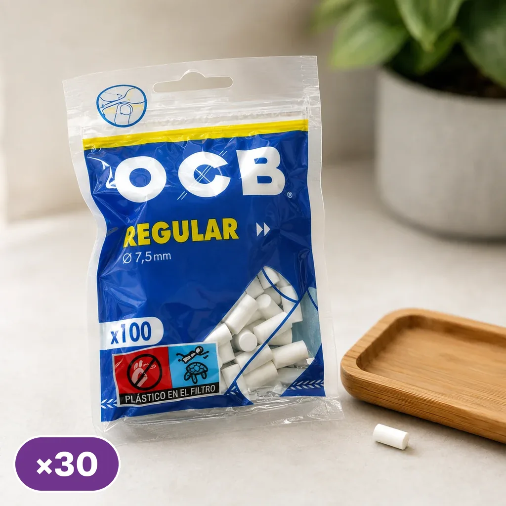 Escena generada de una bolsa OCB Regular de 100 filtros de 7,5 mm junto a una bandeja de madera, con rótulo de 30 unidades.