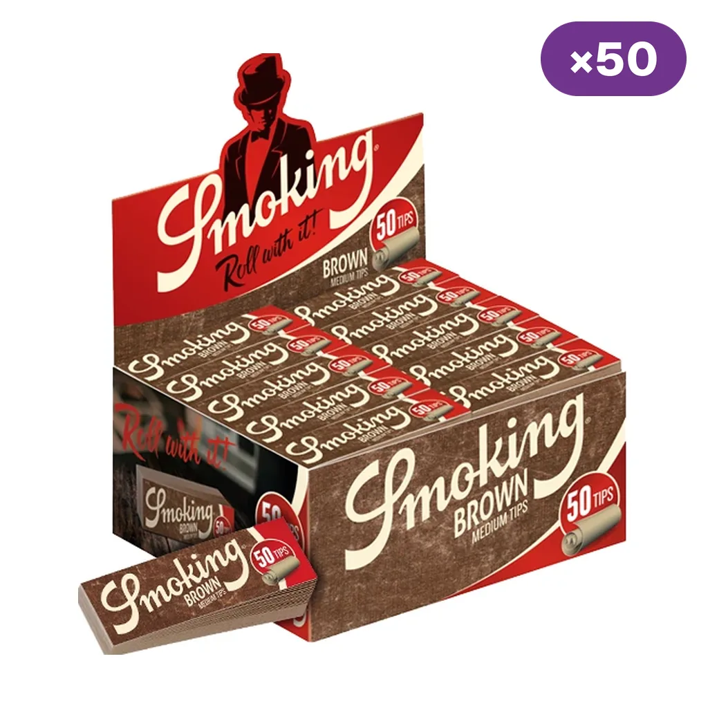 Caja expositora Smoking Brown Medium Tips con varios librillos marrones y rojos, uno colocado delante y un distintivo de 50 unidades.