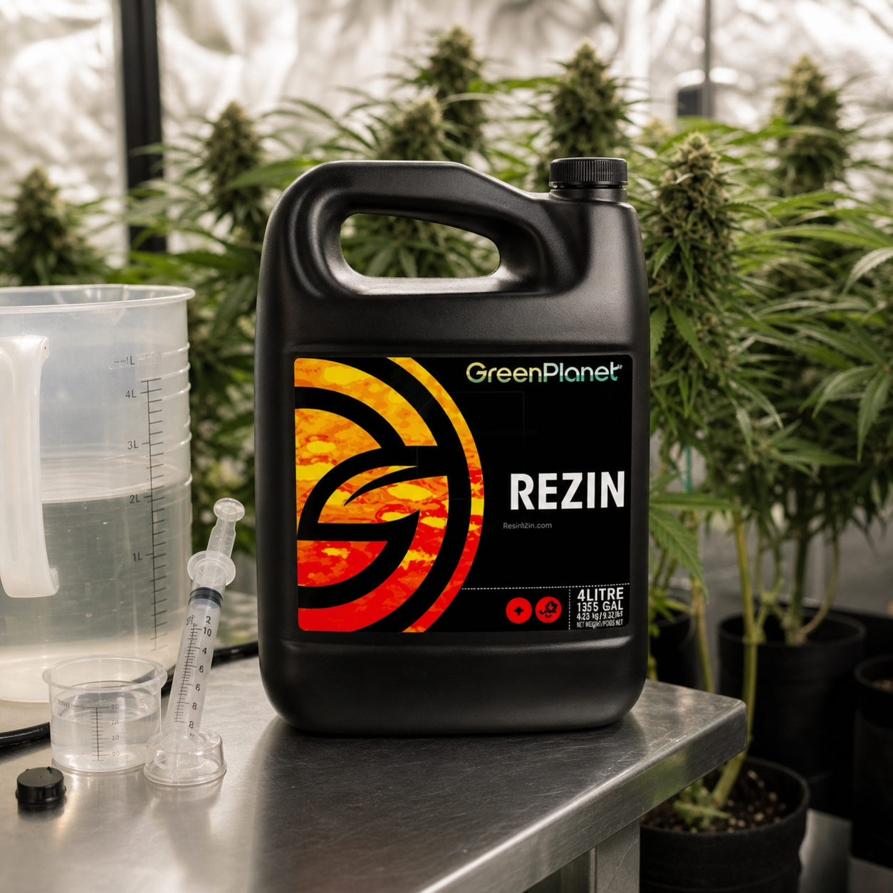Garrafa negra de Rezin GreenPlanet sobre una mesa con recipientes graduados y una jeringa, ante plantas de cannabis. Garrafa negra de Rezin GreenPlanet sobre una mesa con recipientes graduados y una jeringa, ante plantas de cannabis.