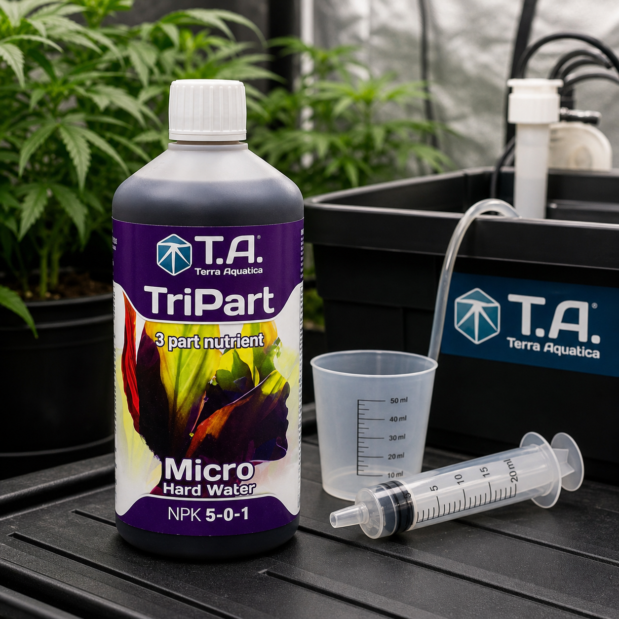 Botella T.A. TriPart Micro Hard Water con etiqueta NPK 5-0-1, junto a un vaso graduado y una jeringa, con plantas al fondo. Botella T.A. TriPart Micro Hard Water con etiqueta NPK 5-0-1, junto a un vaso graduado y una jeringa, con plantas al fondo.