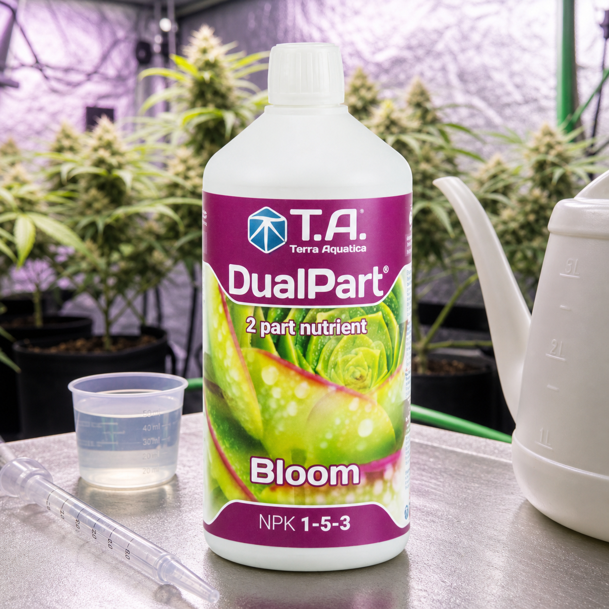 Botella DualPart Bloom de Terra Aquatica, con etiqueta NPK 1-5-3, junto a vaso medidor y regadera ante plantas de cannabis. Botella DualPart Bloom de Terra Aquatica, con etiqueta NPK 1-5-3, junto a vaso medidor y regadera ante plantas de cannabis.