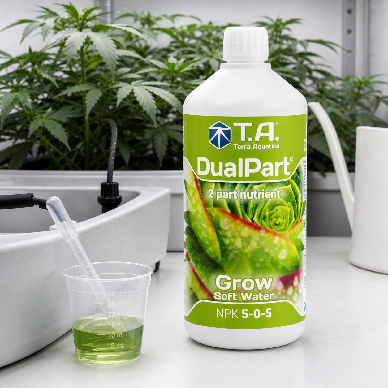 Botella T.A. DualPart Grow Soft Water con etiqueta NPK 5-0-5, junto a un vaso con líquido verde y pipeta, ante plantas de cannabis.