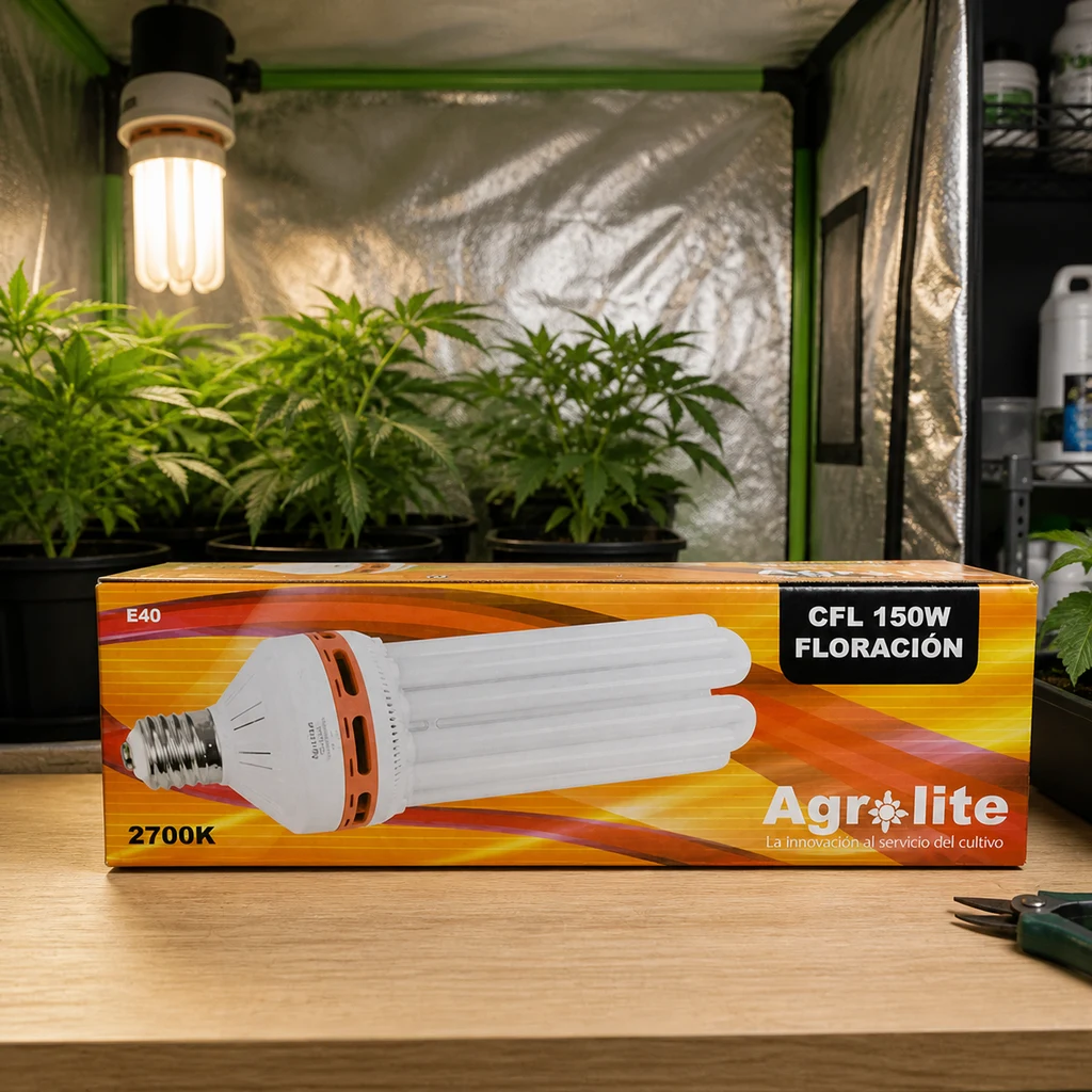 Caja de bombilla Agrolite CFL de floración, rotulada 150 W, 2700 K y E40, ante un armario con plantas y una lámpara encendida.