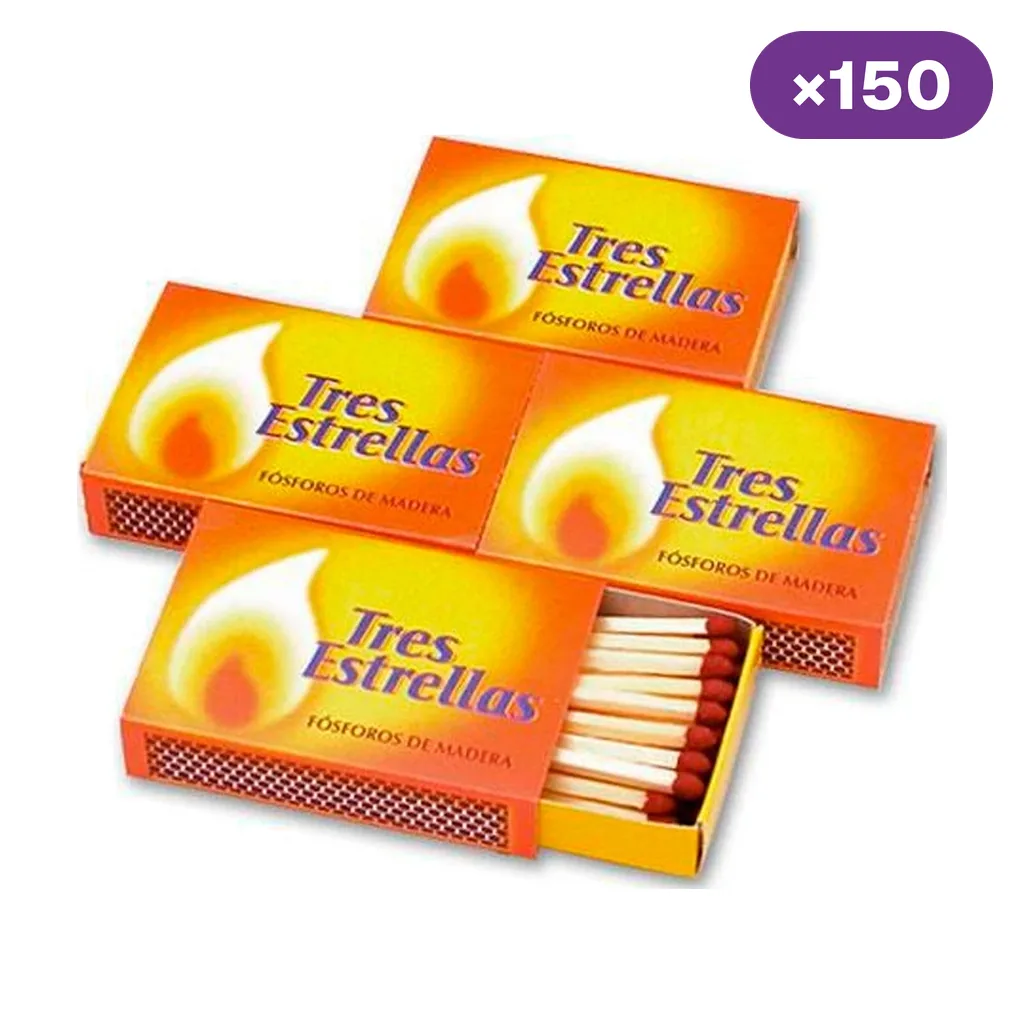Cajas naranjas de fósforos de madera Tres Estrellas, una abierta con cerillas de cabeza roja a la vista y distintivo «×150».