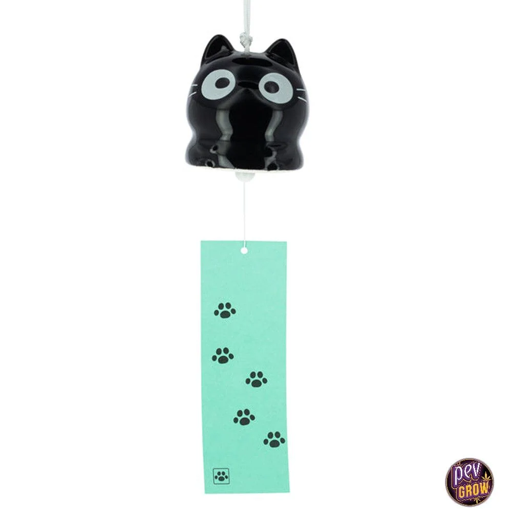 Campana de viento Neko con forma de gato negro, ojos grandes y una tira colgante verde agua decorada con huellas negras.