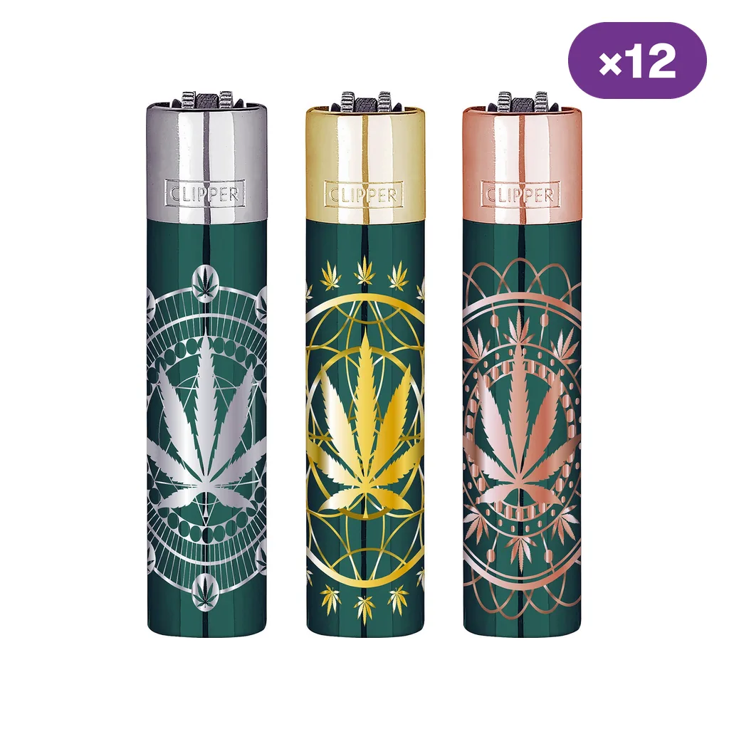 Selección de encendedores Clipper Ganjala verdes con hojas y motivos geométricos en plateado, dorado y cobrizo; distintivo ×12.