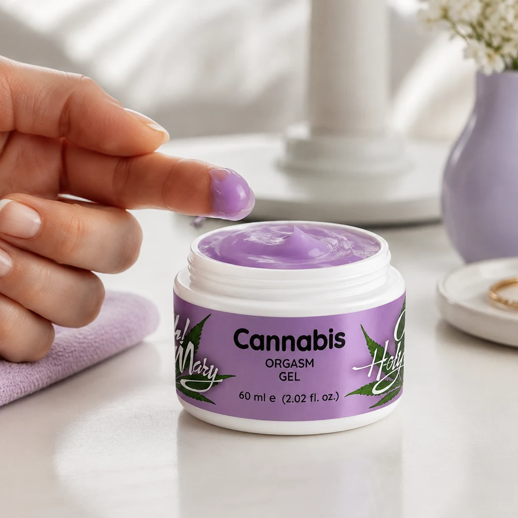Una mano muestra gel violeta en un dedo junto al tarro abierto de gel íntimo Oh! Holy Mary Cannabis, con etiqueta morada de 60 ml.