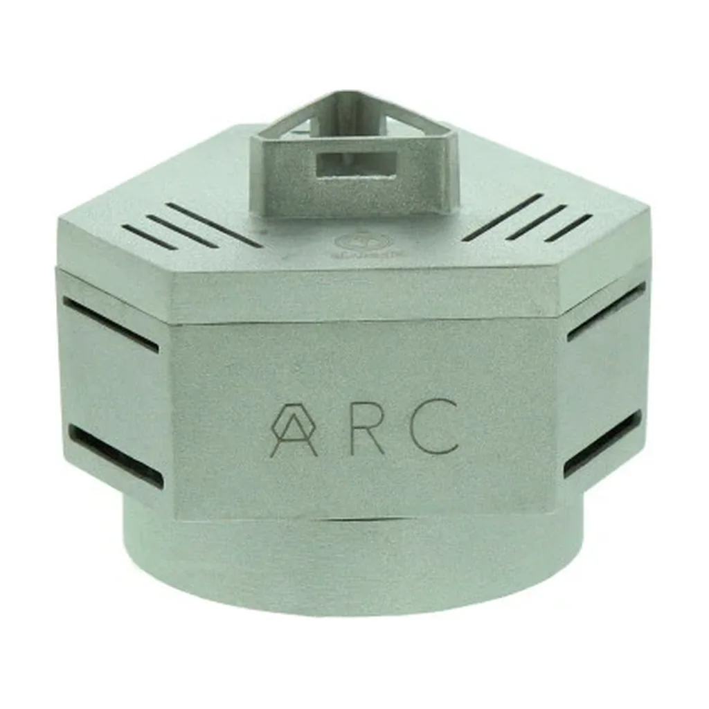 Gestor de calor Kaloud Arc V2 de tono verde grisáceo, con tapa angular, ranuras de ventilación, asa superior y grabado ARC frontal. Gestor de calor Kaloud Arc V2 de tono verde grisáceo, con tapa angular, ranuras de ventilación, asa superior y grabado ARC frontal.