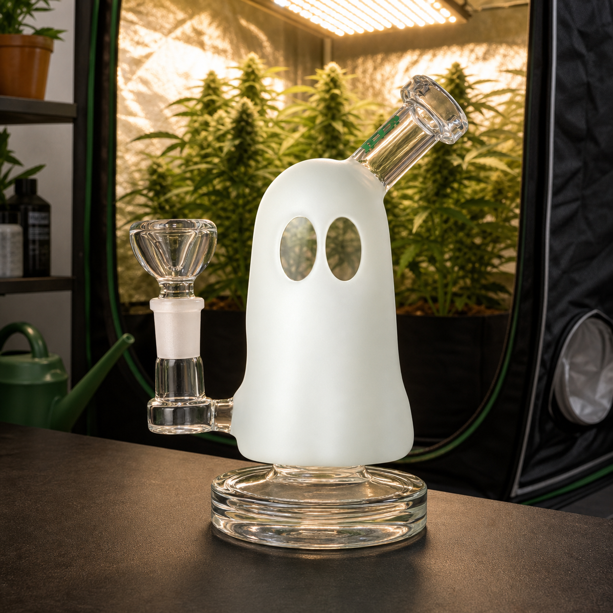 Ghost Rig de Hemper con cuerpo blanco de fantasma, ojos ovalados y piezas transparentes, ante un armario de cultivo iluminado.