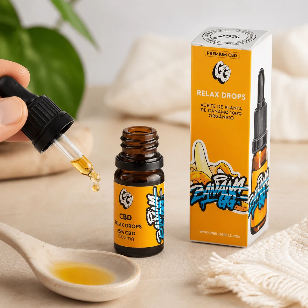 Una mano sostiene un cuentagotas con líquido dorado junto al frasco abierto y la caja amarilla de Gorilla Grillz Banana GG, rotulados 25 % CBD.