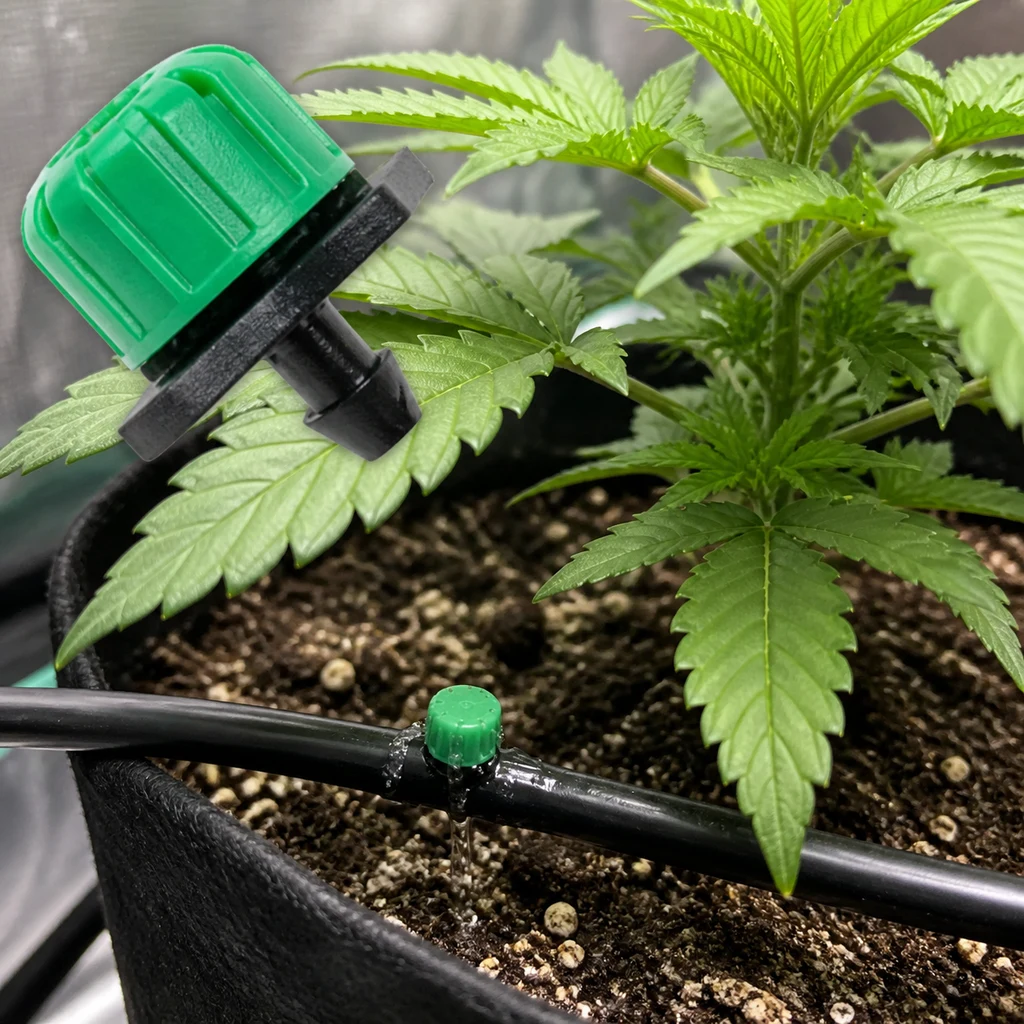 Escena generada de goteros verdes junto a una planta en maceta, con tubo negro sobre el sustrato y agua bajo el gotero frontal.