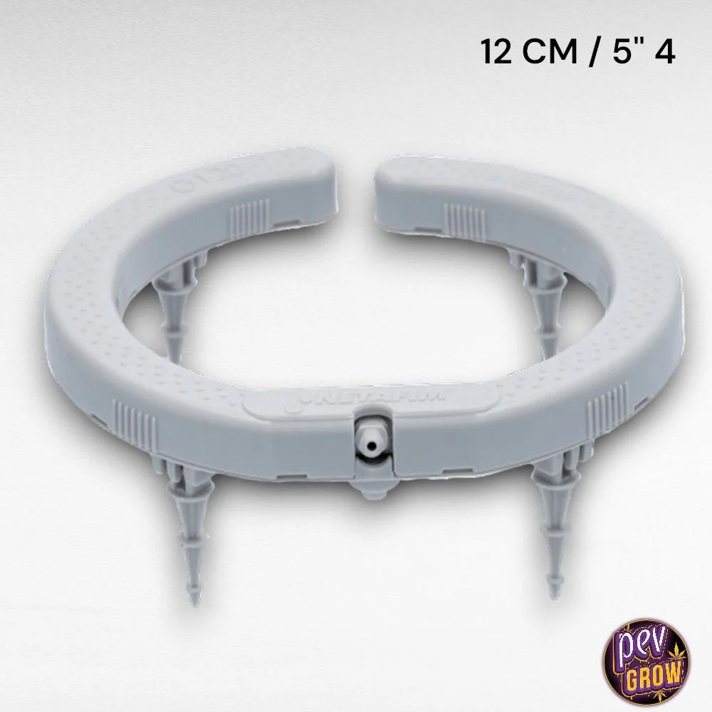 Difusor NetBow gris con forma de aro abierto, conexión frontal para tubo y cuatro estacas de apoyo visibles.