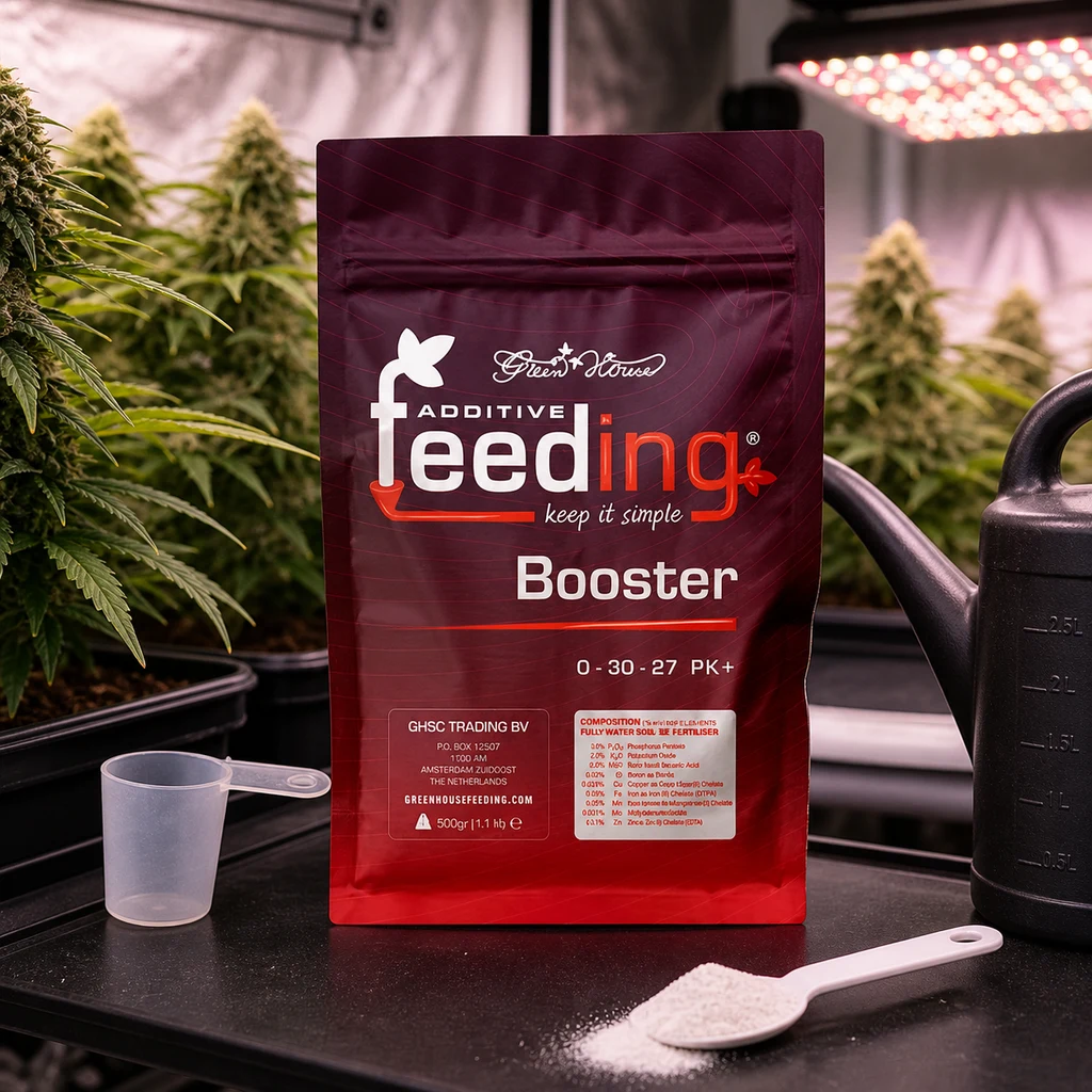 Bolsa roja de Green House Feeding Booster PK 0-30-27, con cuchara de polvo blanco, vaso medidor y regadera ante plantas de interior.