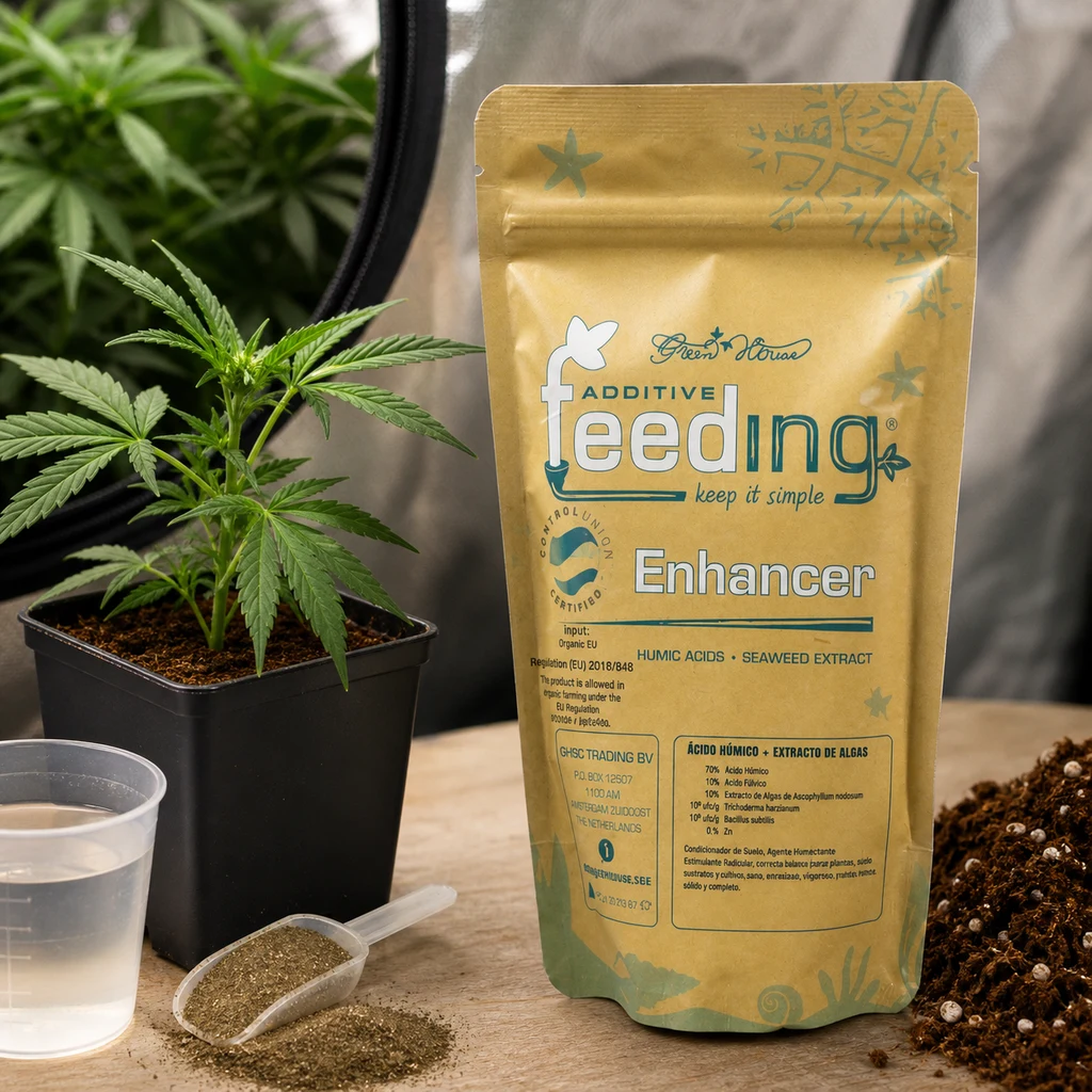 Escena generada de una bolsa de Green House Feeding Enhancer junto a una planta en maceta, un vaso con agua, una pala con polvo y sustrato. Escena generada de una bolsa de Green House Feeding Enhancer junto a una planta en maceta, un vaso con agua, una pala con polvo y sustrato.