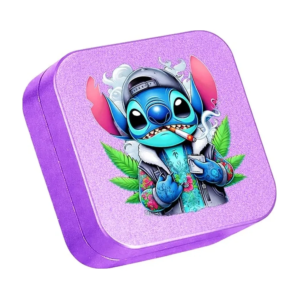 Grinder cuadrado morado de esquinas redondeadas, con un personaje azul de orejas grandes, gorra y cigarrillo entre hojas verdes.