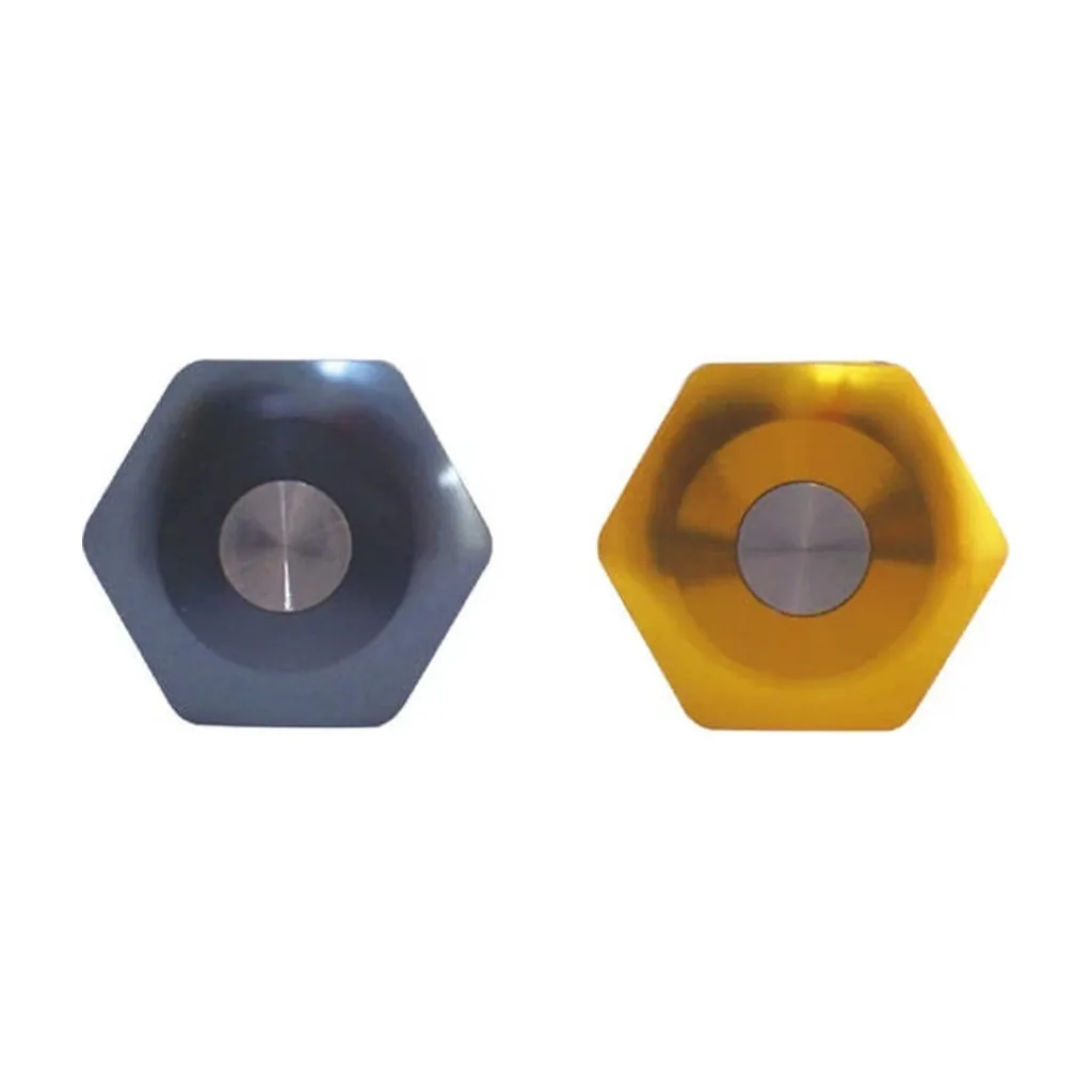 Grinder hexagonal visto desde arriba en dos colores, gris oscuro y amarillo translúcido, con discos metálicos circulares en el centro.