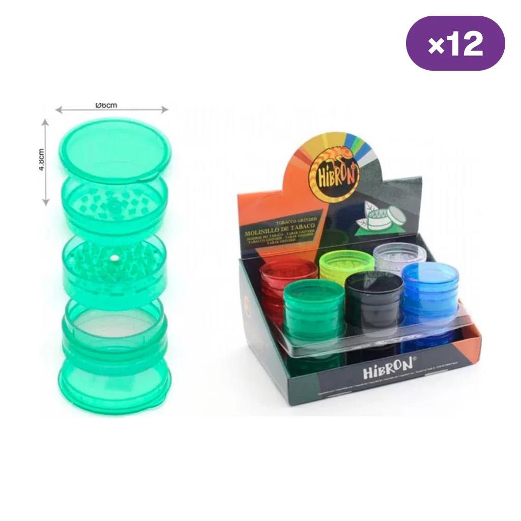 Grinder Hibron verde translúcido con sus cinco partes separadas, junto a un expositor con modelos de varios colores y distintivo ×12. Grinder Hibron verde translúcido con sus cinco partes separadas, junto a un expositor con modelos de varios colores y distintivo ×12.