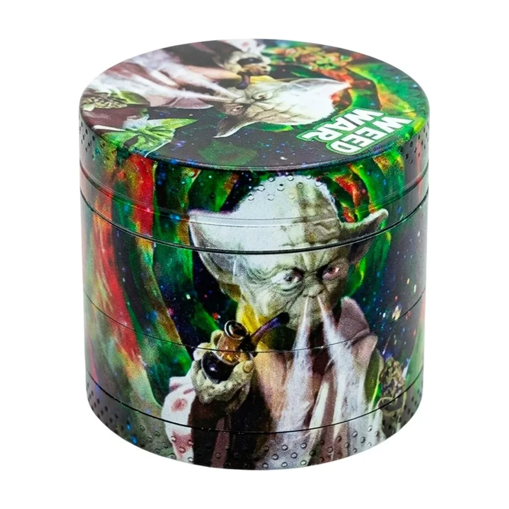 Grinder cilíndrico cerrado con ilustraciones de Yoda sosteniendo una pipa, fondo multicolor y texto «Weed Viper» en la tapa.